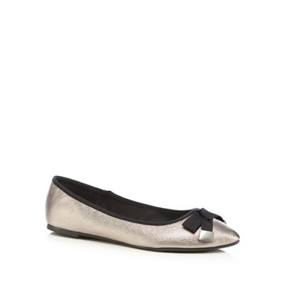 Silver textured bow applique slip-on shoes